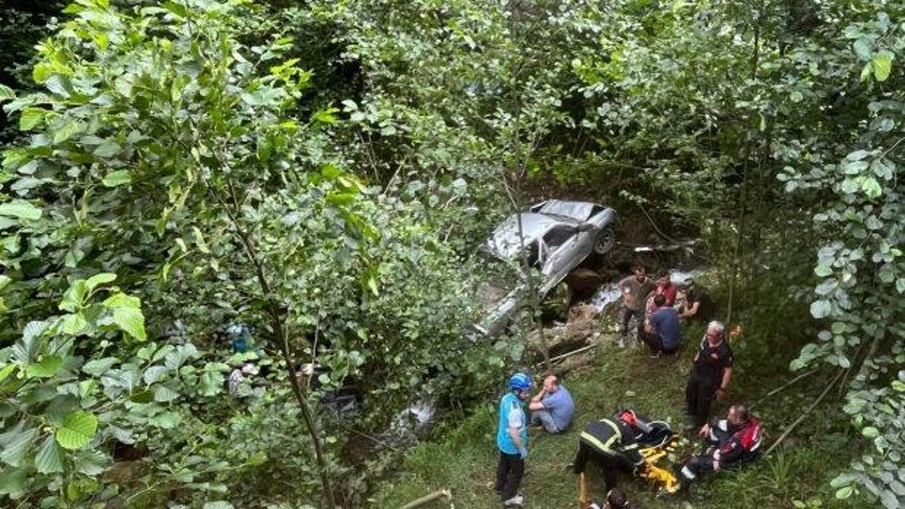 Trabzon'da kamyonetin fındık bahçesine yuvarlandığı kaza yerinden görüntü.