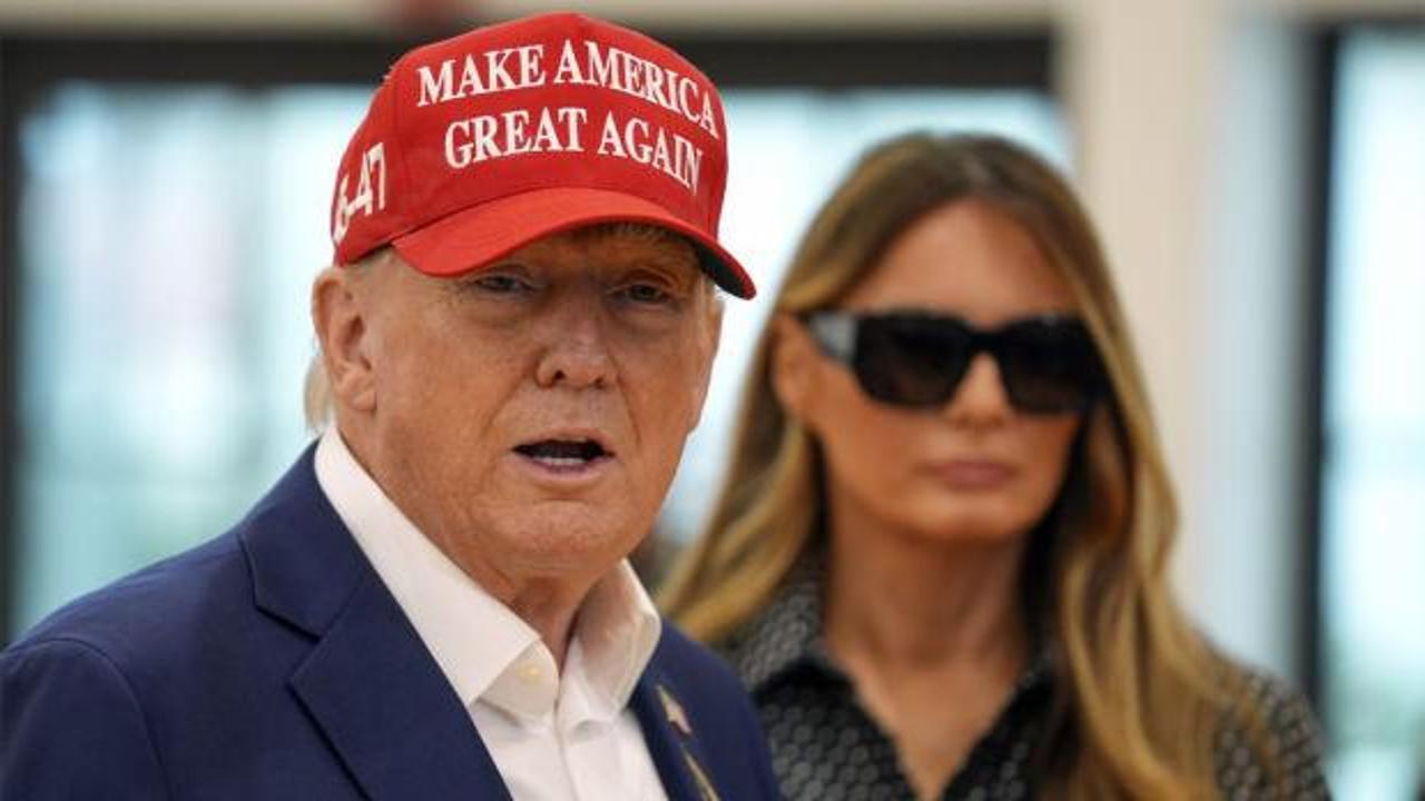 Donald Trump 'TRUMP 2028' yazılı şapkasını takarken
