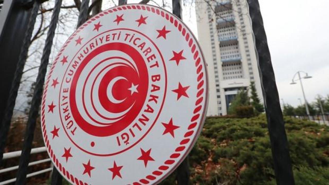 Türkiye bayrağı ve dünya haritası üzerinde ticaret yollarını gösteren grafik.