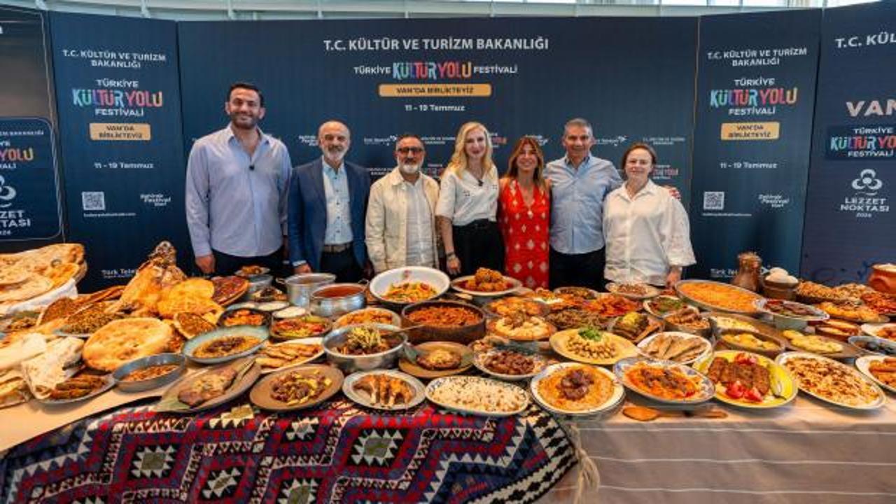 Van'ın çeşitli yöresel lezzetlerini sergileyen bir masa düzeni.