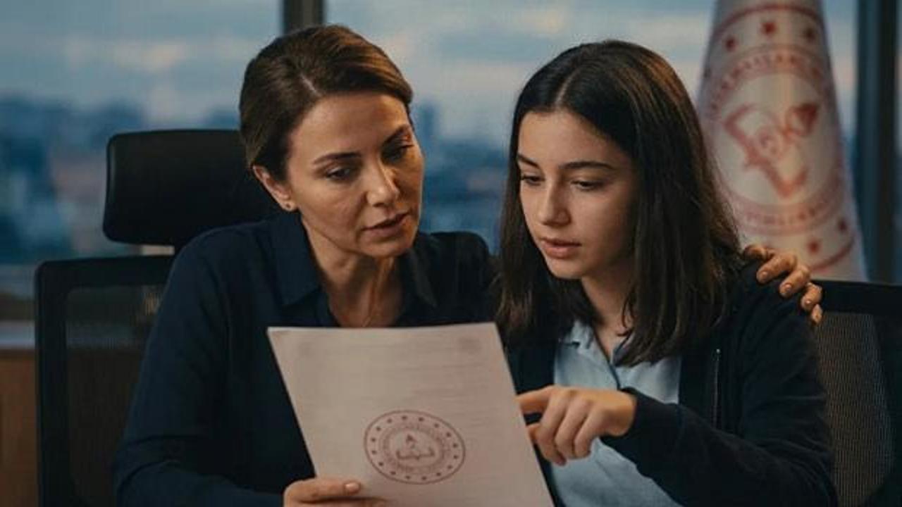 Üniversite tercihleri sırasında bir öğrencinin bölüm seçimi yaparken düşünceli bir şekilde durması.