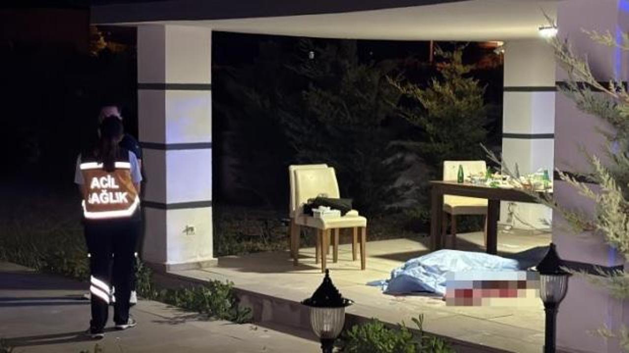 Villa bahçesinde polis incelemesi yapan ekipler.