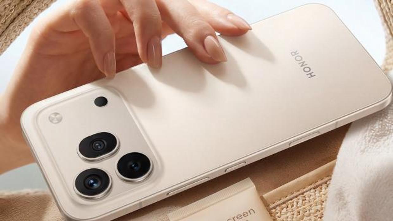 Yaz sıcaklarında akıllı telefonunu elinde tutan bir kişi