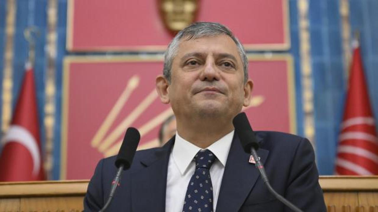 Özgür Özel liderliğinde yeni bir siyasi parti kurulduğunu gösteren görsel.
