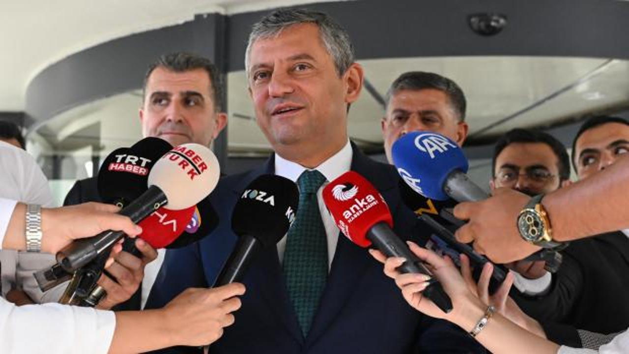 Özgür Özel'in yeni parti kurması ve parti meclisi oluşumuyla ilgili haber görseli.