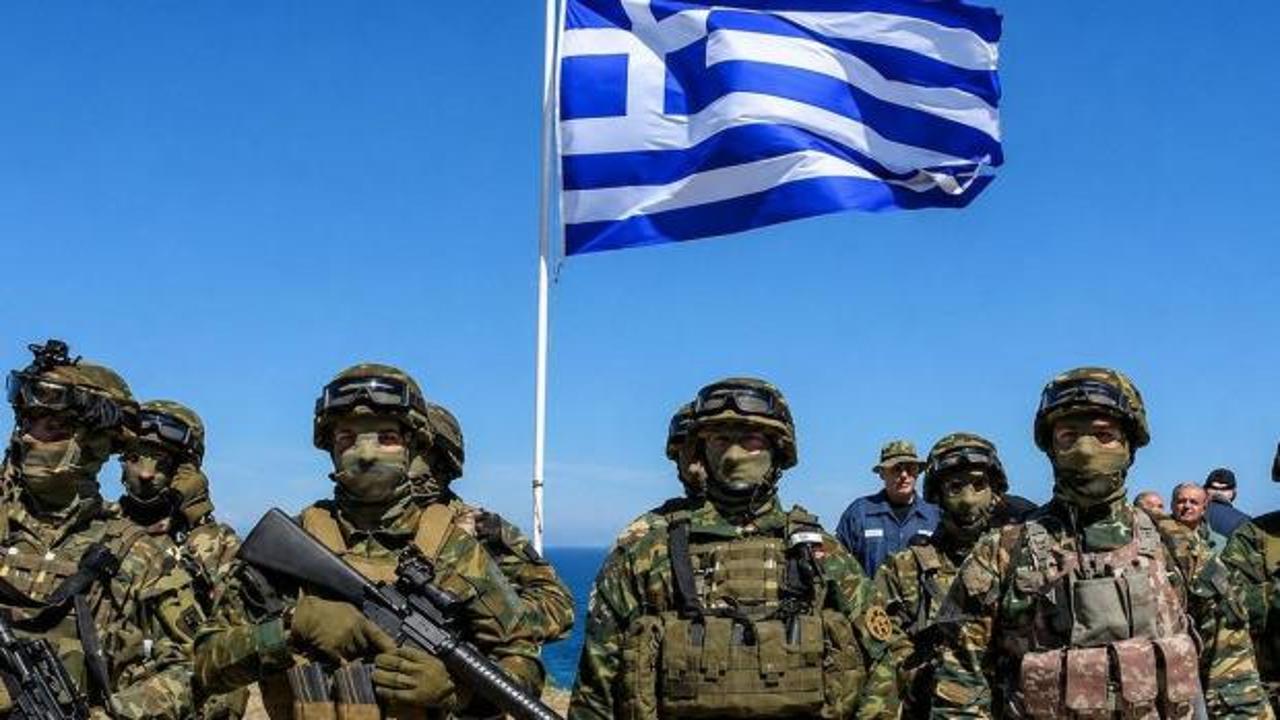 Yunan askerlerin eğitim alanında bulunduğu ve Türk bayrağına karşı olumsuz tavırlar sergilendiği bir görsel.