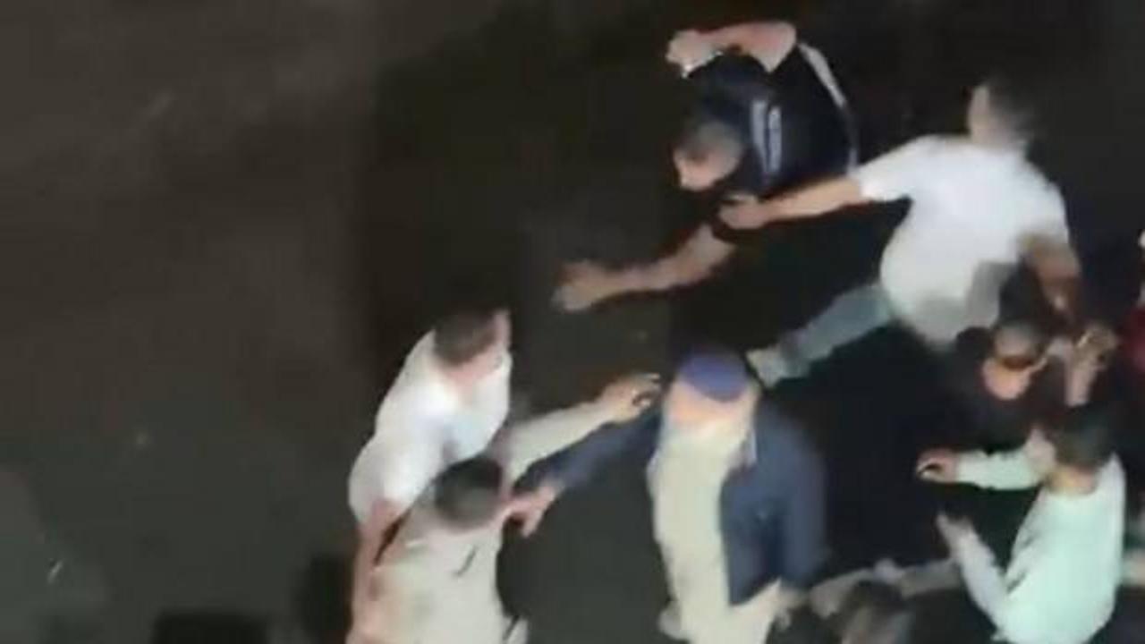 Gaziosmanpaşa'da zabıta ve esnaf arasında çıkan tekmeli yumruklu kavga anı.