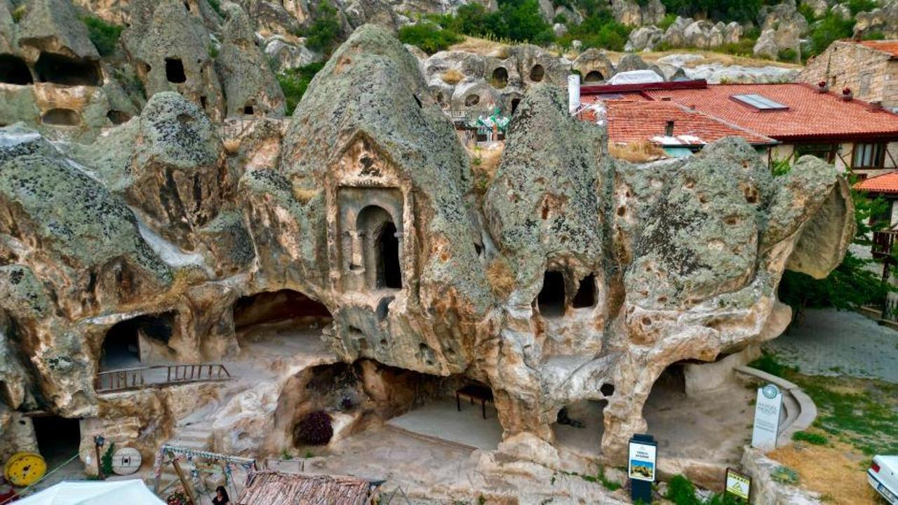 Frig Vadisi'nde yer alan Ayazını Köyü'nün tarihi ve doğal güzelliklerini gösteren bir manzara.