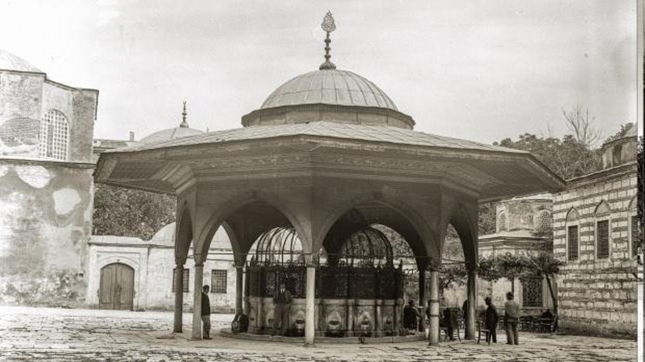 Ayasofya-i Kebir Cami-i Şerifi'nin tarihi dokusunu yansıtan bir görsel.