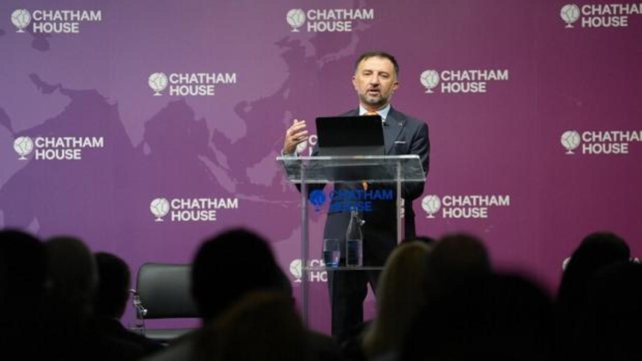 TUSAŞ Genel Müdürü Dr. Mehmet Demiroğlu'nun Chatham House'ta konuşma yaparken çekilmiş fotoğrafı.