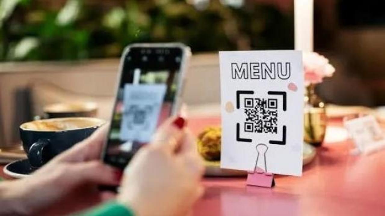 Ticaret Bakanlığı binası önünde elinde evrak tutan bir görevli
