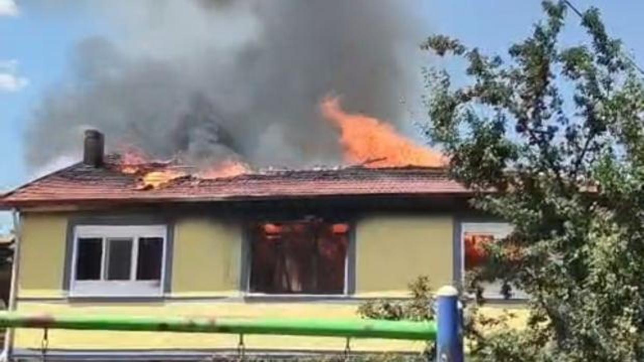 Afyonkarahisar'da yangın: 2 katlı ev kullanılamaz hale geldi
