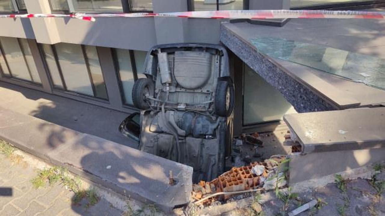 Bakırk&ouml;y'de otomobil apartman boşluğuna d&uuml;şt&uuml;: 2 yaralı