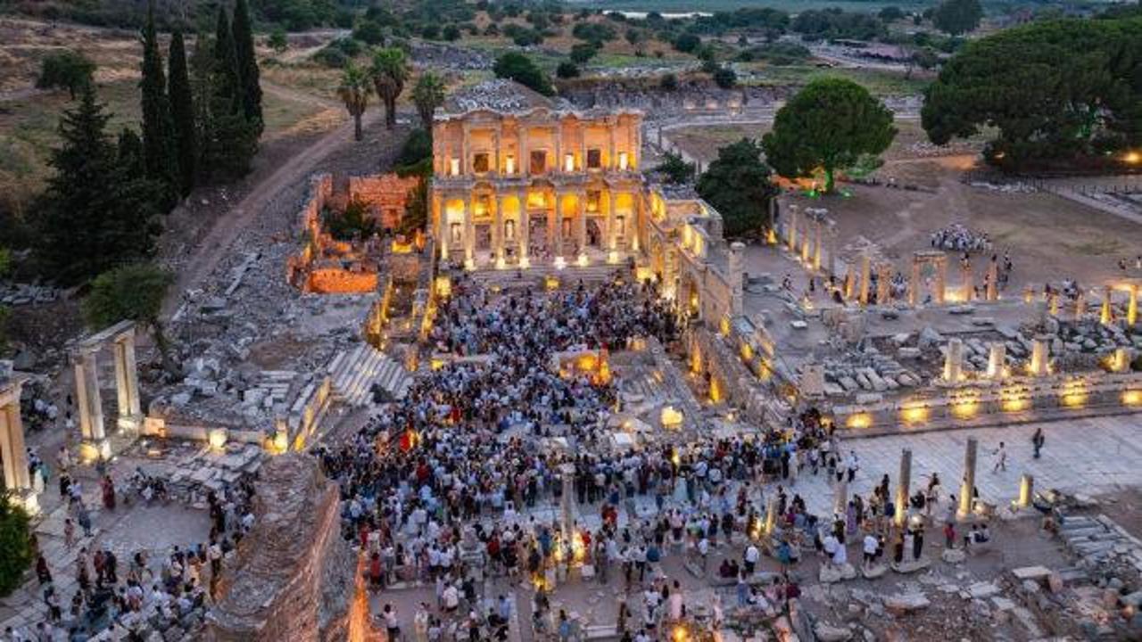 Efes Antik Kenti Gece M&uuml;zeciliği ile doldu taştı! Y&uuml;z binler eşsiz atmosferde buluştu