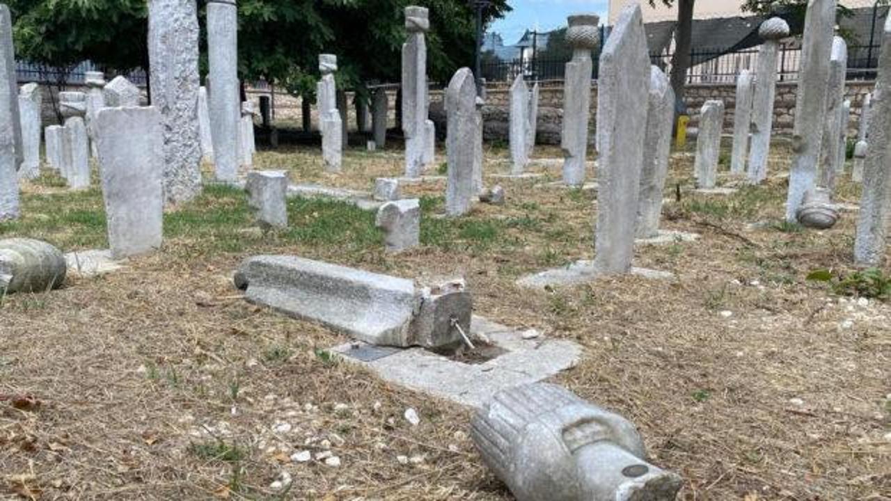 Fatih'teki tarihi hazirede 7 mezar taşını kırıp ka&ccedil;tı
