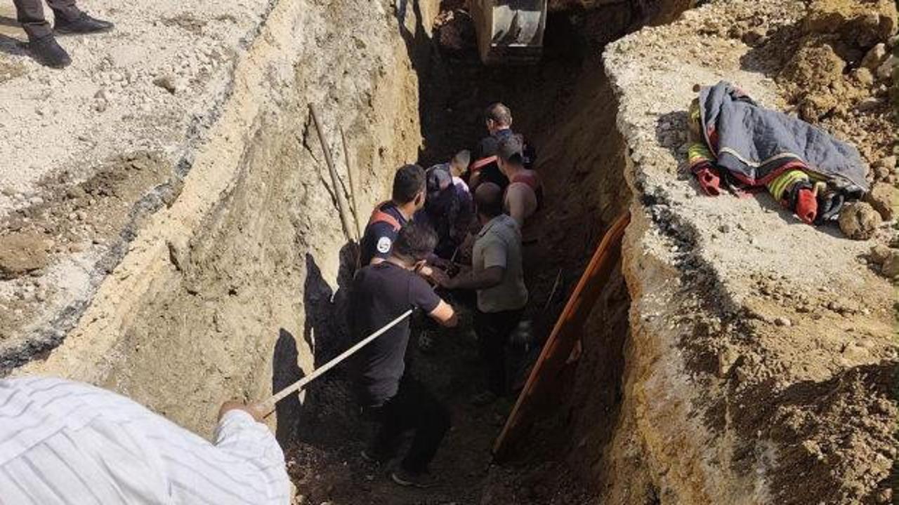 Hatay'da g&ouml;&ccedil;&uuml;k! Toprak altında kalan iş&ccedil;i hayatını kaybetti 