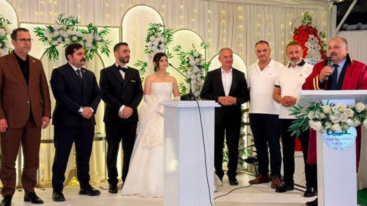 Hem baba hem başkan! Refaettin Karaca kızının nikahını kıydı