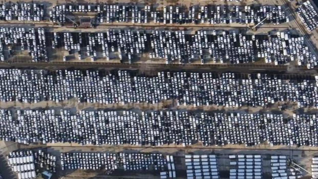 Haydarpaşa Limanı'nda park halinde bekleyen çok sayıda sıfır kilometre otomobilin havadan çekilmiş görüntüsü.