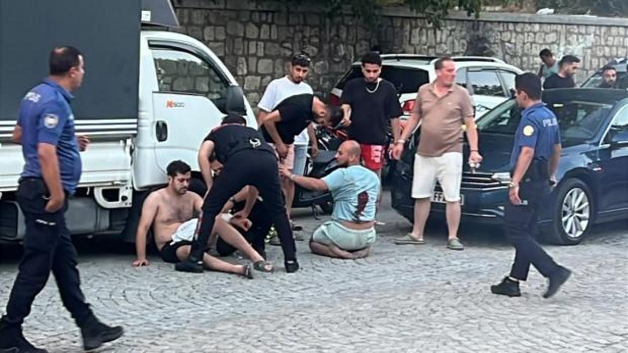 Kağıthane'de trafikte yol verme kavgası sonrası polis müdahalesi ve yaralıların ambulansla hastaneye götürülmesi.
