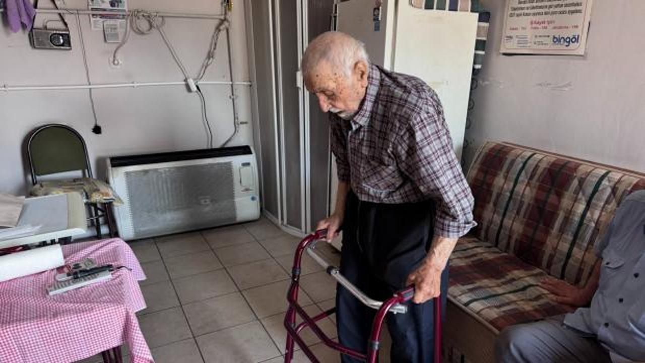Kutu gibi d&uuml;kk&acirc;nda yaşıyordu! 93 yaşındaki Niyazi dedeye devlet sahip &ccedil;ıktı 