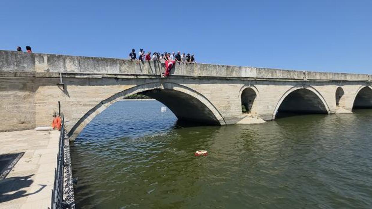 Meri&ccedil; Nehri'ne bırakılan &ccedil;i&ccedil;eklerle Porajmos kurbanları anıldı