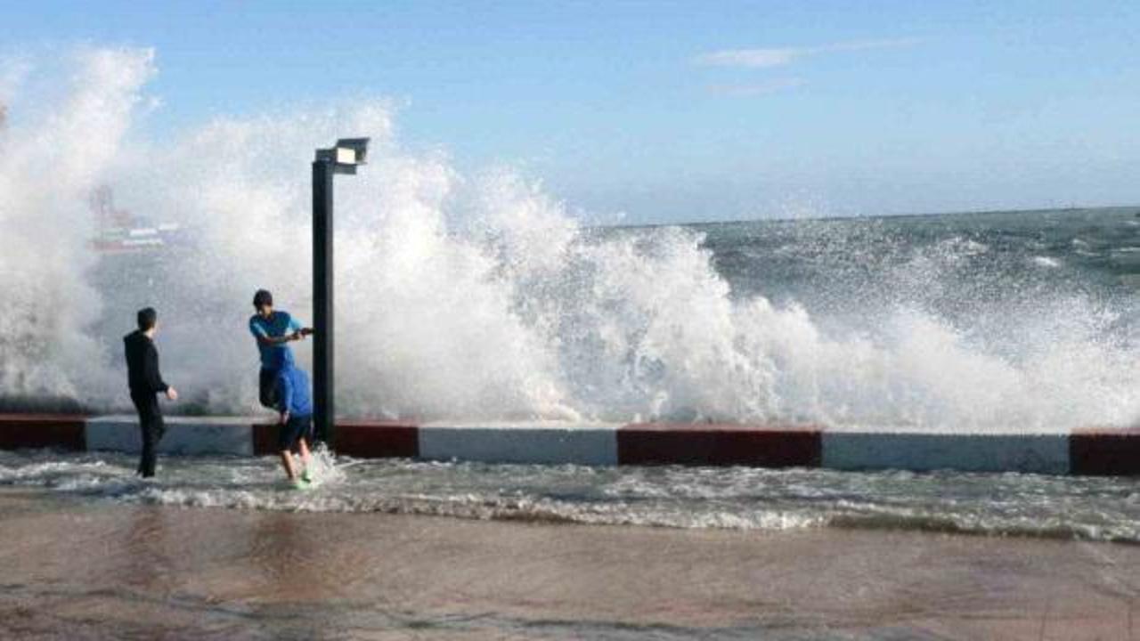 Meteoroloji Genel Müdürlüğü'nden Güney Ege ve Batı Akdeniz kıyıları için fırtına uyarısı yapıldığına dair görsel.