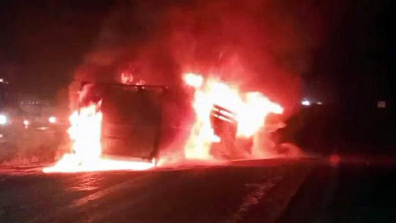 Niğde-Kayseri yolunda alev alan kamyonet ve kaza yeri.