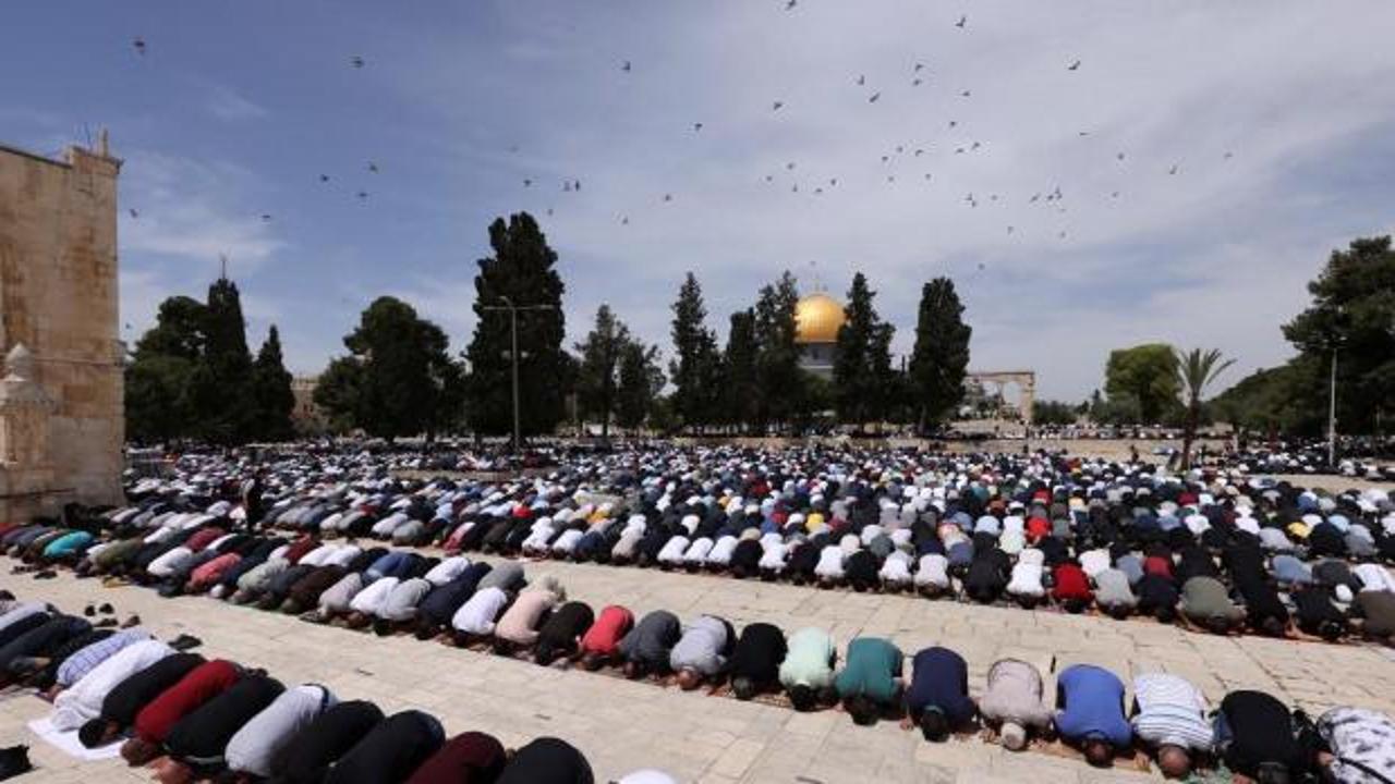 On binlerce Filistinli Mescid-i Aksa&rsquo;da cuma namazı kıldı