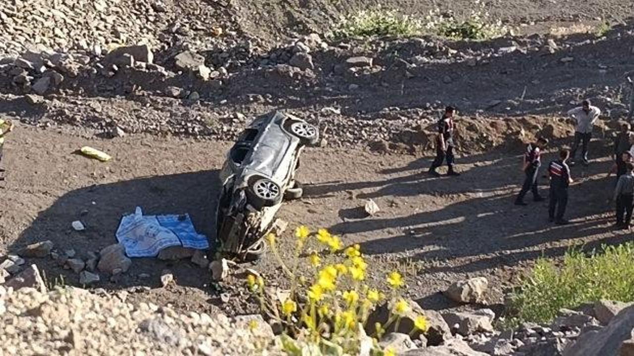 Otomobil dere yatağına devrildi: 3 kişi hayatını kaybetti