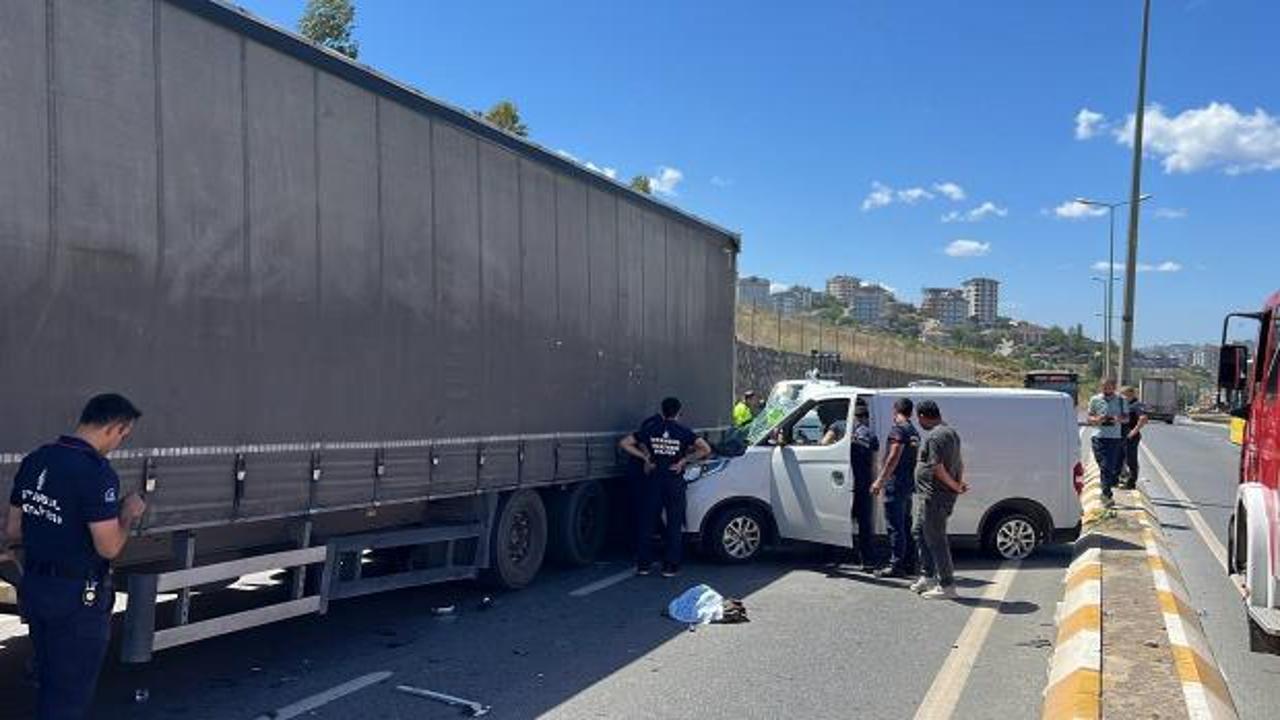 Sancaktepe'de tıra &ccedil;arpan ara&ccedil; hurdaya d&ouml;nd&uuml;: 2 yaralı