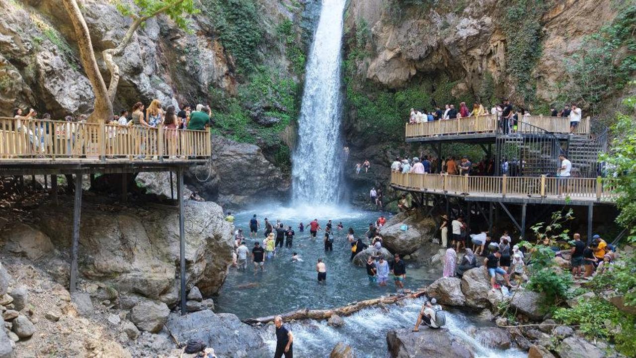Serinlemek isteyenler akın ediyor! Karaçay Saklı Şelalesi turistlerin favorisi oldu
