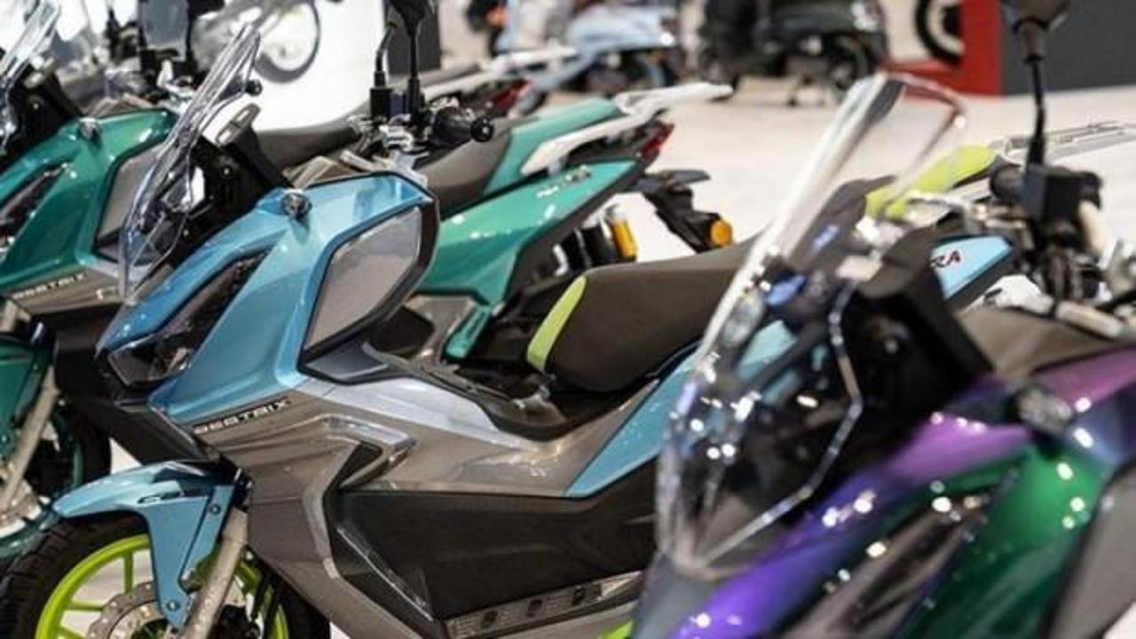 Bir motosikletin TÜVTÜRK istasyonunda muayeneden geçtiği anı gösteren görsel.