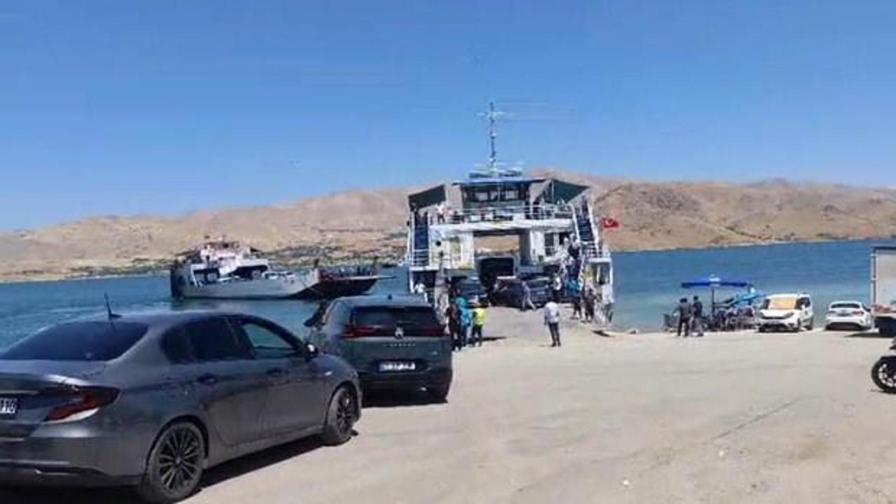 Yakıtı biten feribot iskeleye yanaştırıldı: Vatandaşlar tahliye edildi