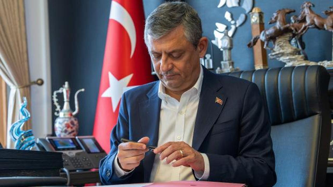 Yeni Parti'nin logosu değişecek mi? &Ouml;zg&uuml;r &Ouml;zel a&ccedil;ıkladı