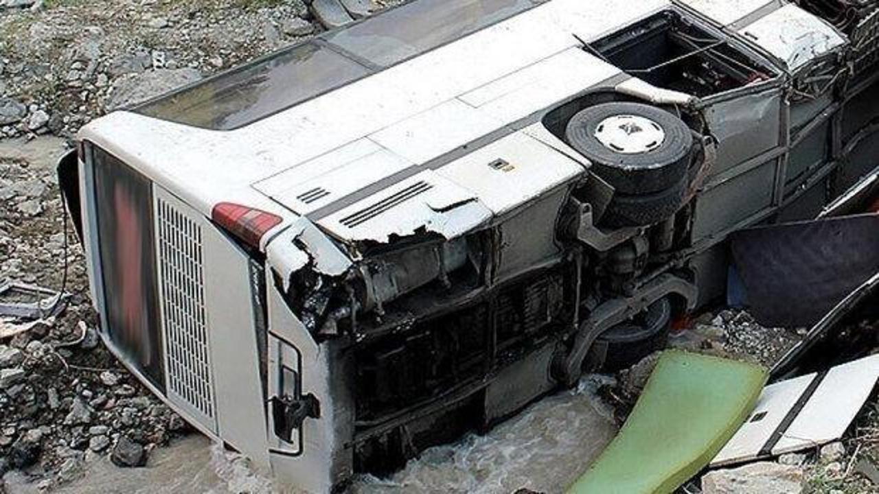 Yolcu otob&uuml;s&uuml; devrildi: 25 &ouml;l&uuml;