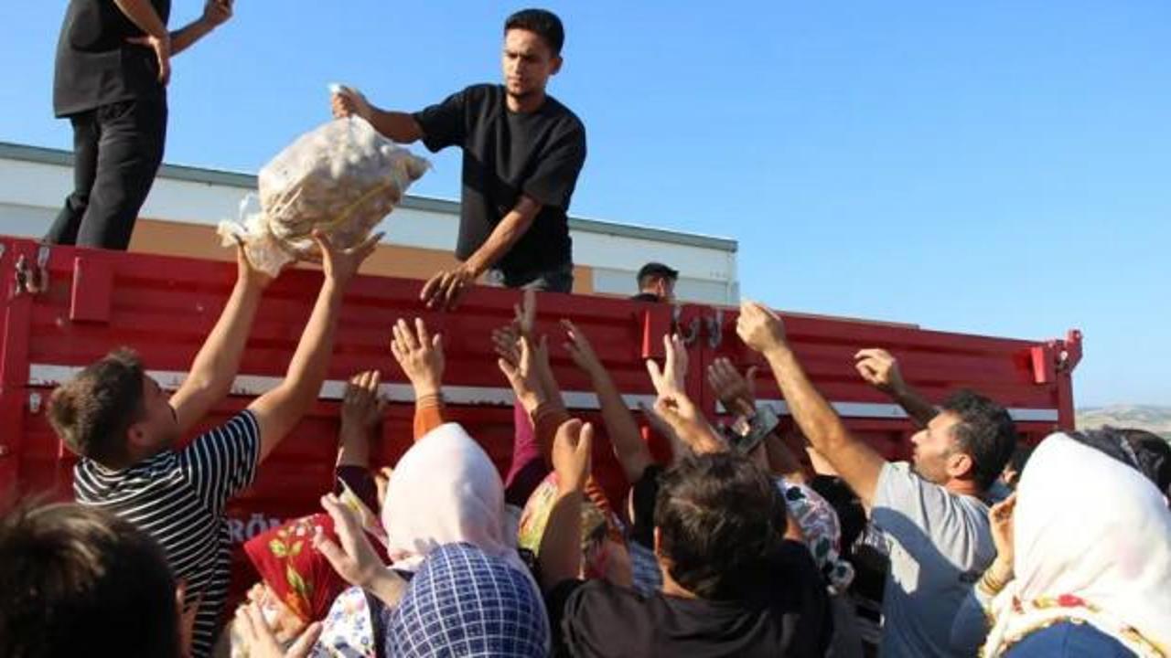 Binlerce liraya satabilirdi: &Ccedil;ift&ccedil;i &uuml;r&uuml;nlerini &uuml;cretsiz dağıttı!