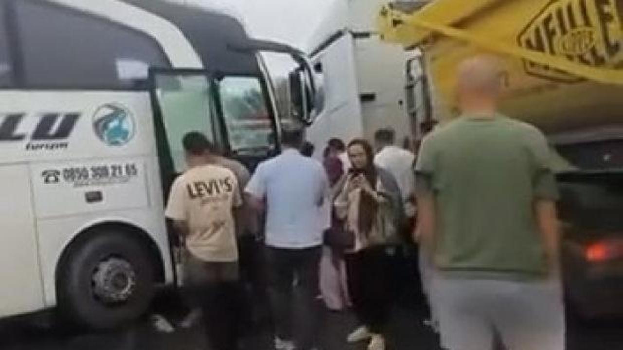 Arnavutk&ouml;y&rsquo;de feci kaza! Yolcu otob&uuml;s&uuml; İETT otob&uuml;s&uuml;ne &ccedil;arptı