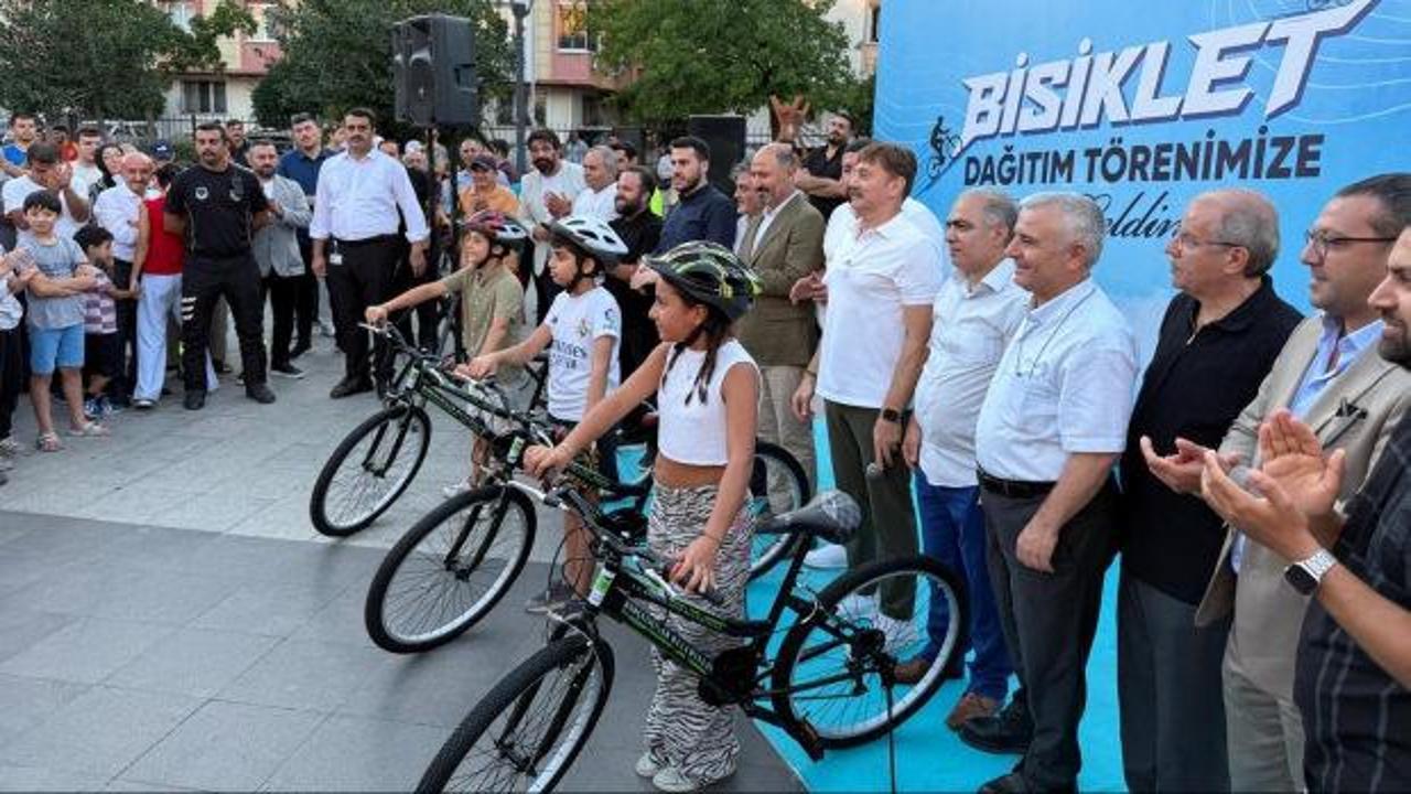 Bah&ccedil;elievler&rsquo;de 4 bin 300 &ccedil;ocuğa bisiklet dağıtıldı