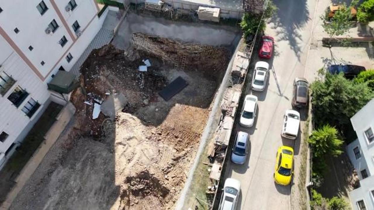 &Ccedil;ekmek&ouml;y'de istinat duvarı &ccedil;&ouml;ken inşaatın yanındaki 5 katlı bina boşaltıldı