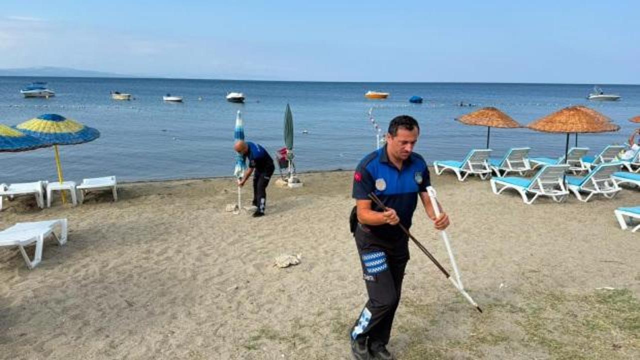 Sabitlenen şezlong ve şemsiyeler sahilden toplandı