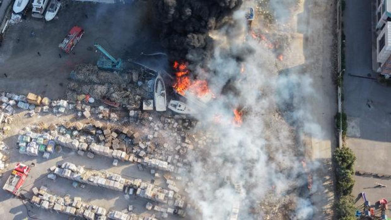 Tuzla'da otluk alanda &ccedil;ıkan yangın teknelere sı&ccedil;radı: Alevler dron ile g&ouml;r&uuml;nt&uuml;lendi