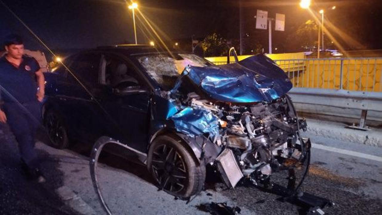 &Uuml;mraniye'de hafif ticari ara&ccedil; ile otomobil &ccedil;arpıştı: 4'&uuml; ağır, 6 yaralı