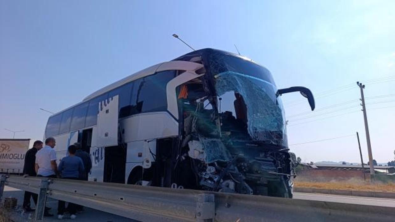 Afyonkarahisar'da yolcu otob&uuml;s&uuml; kamyonete &ccedil;arptı: &Ouml;l&uuml; ve &ccedil;ok sayıda yaralı var