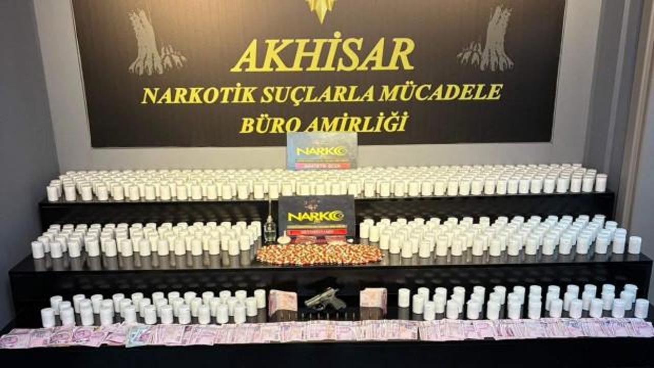 Akhisar&rsquo;da zehir tacirlerine dev darbe: Evden 30 bin adedi aşkın uyuşturucu hap fırladı!