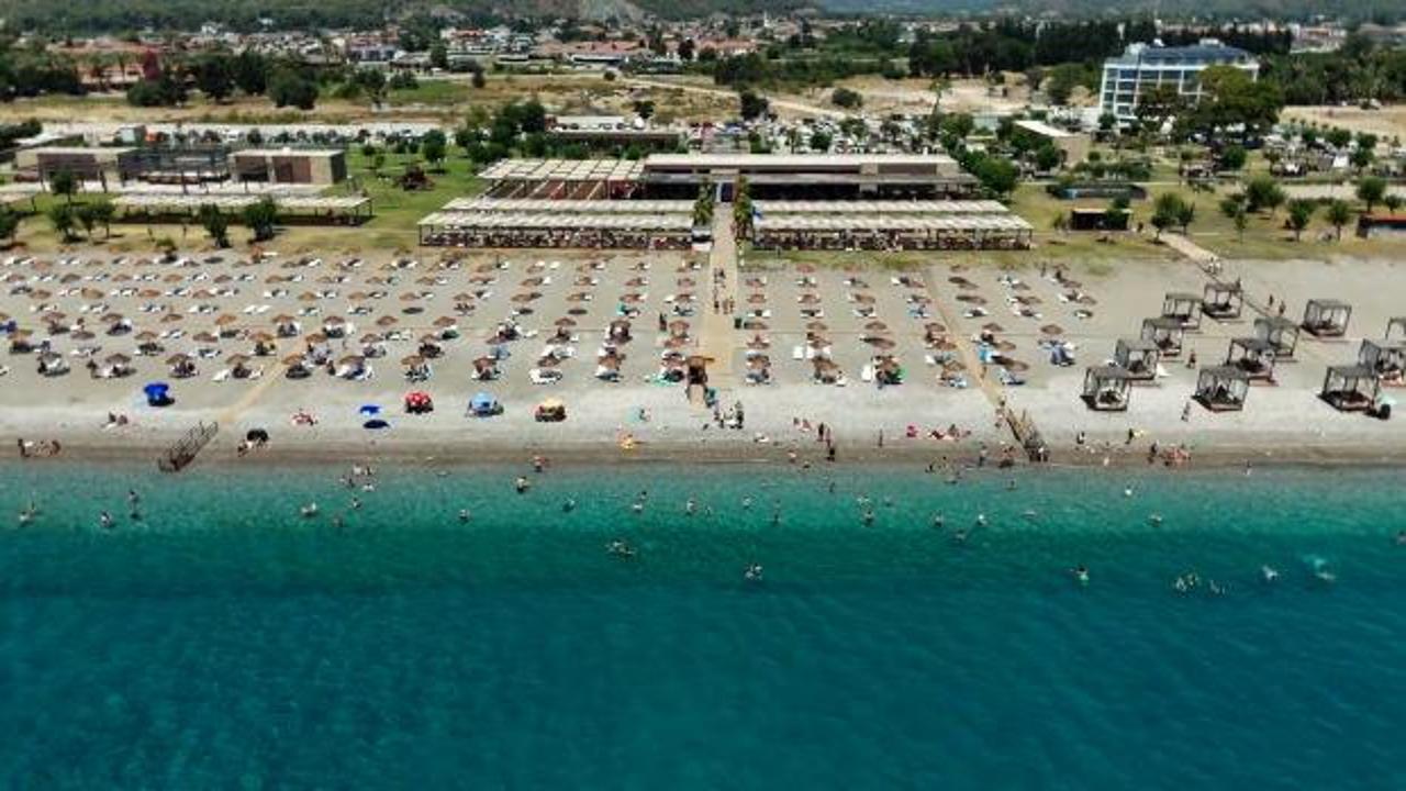 Antalya'da halk plajlarına yoğun ilgi: Ziyaret&ccedil;i sayısı &uuml;&ccedil; milyona yaklaştı