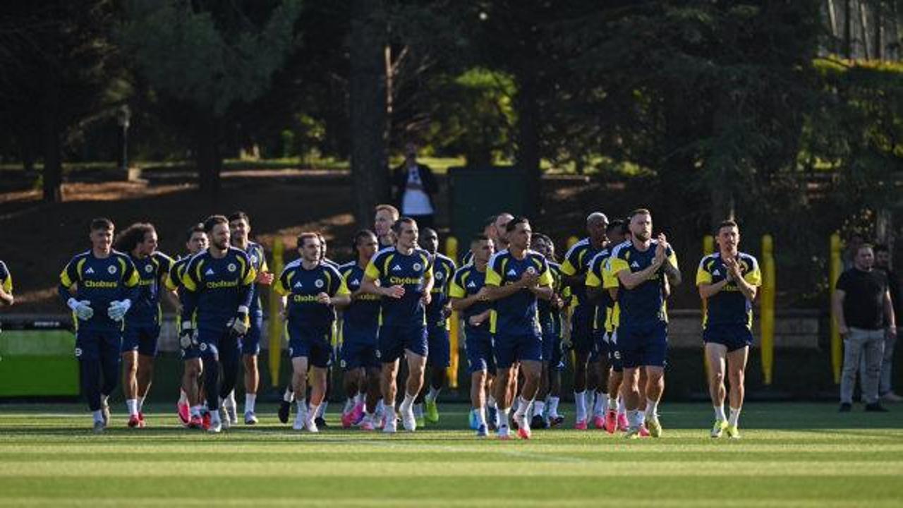 Fenerbah&ccedil;e taraftarı hedef tahtasına oturtmuştu! D&uuml;nya devi yıldız isim i&ccedil;in g&ouml;r&uuml;şme yaptı