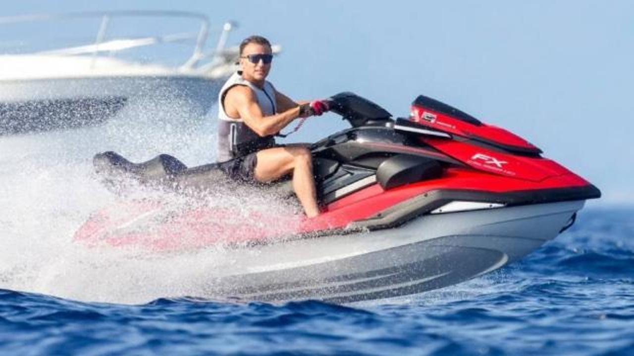 Fransa yanarken Macron'dan jetski keyfi