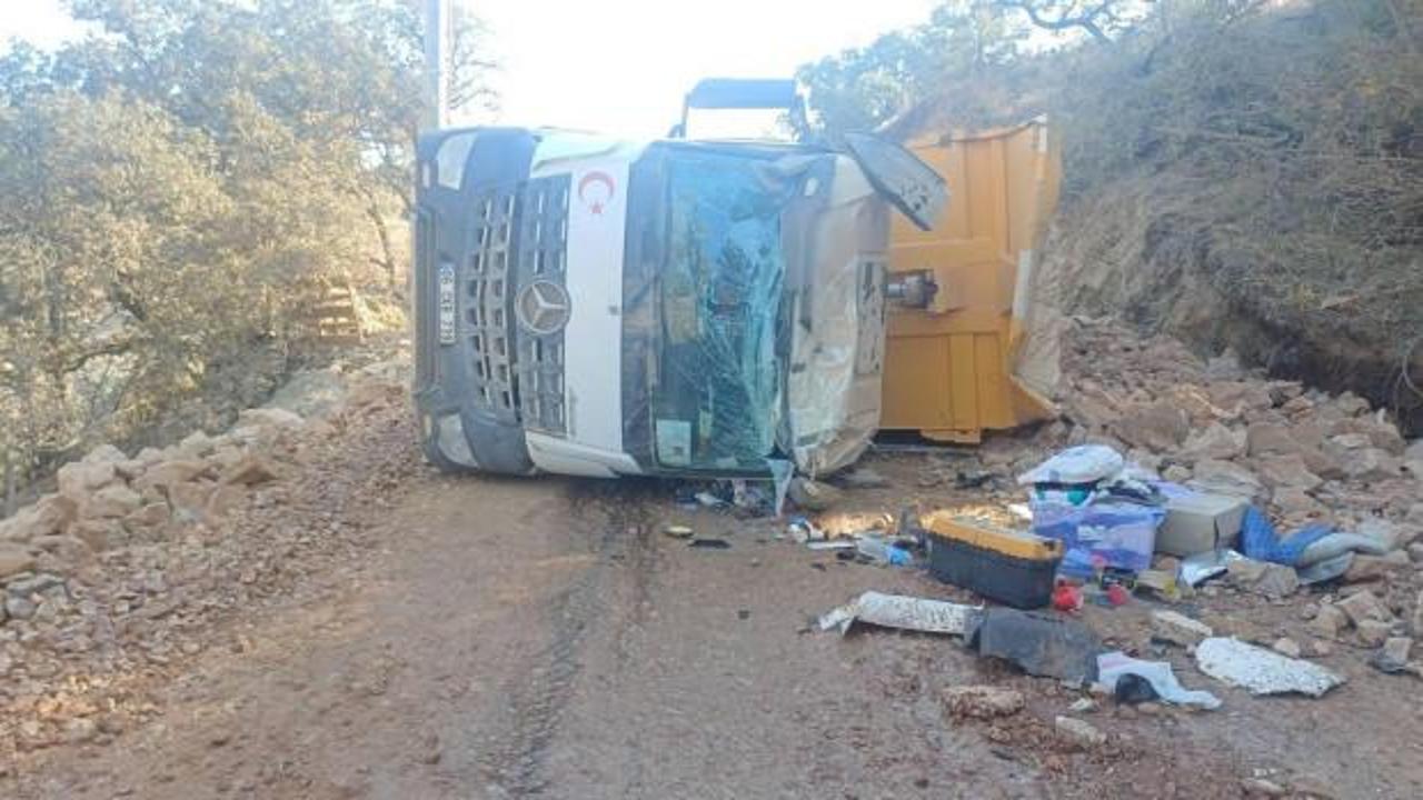 Kamyonlar kafa kafaya &ccedil;arpıştı: Yaralılar var!