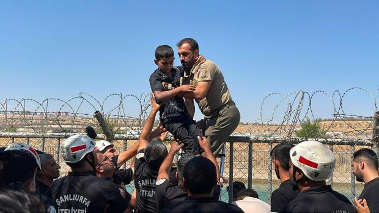 Kanalda boğulma tehlikesi ge&ccedil;iren 2 &ccedil;ocuğu, valinin korumaları kurtardı