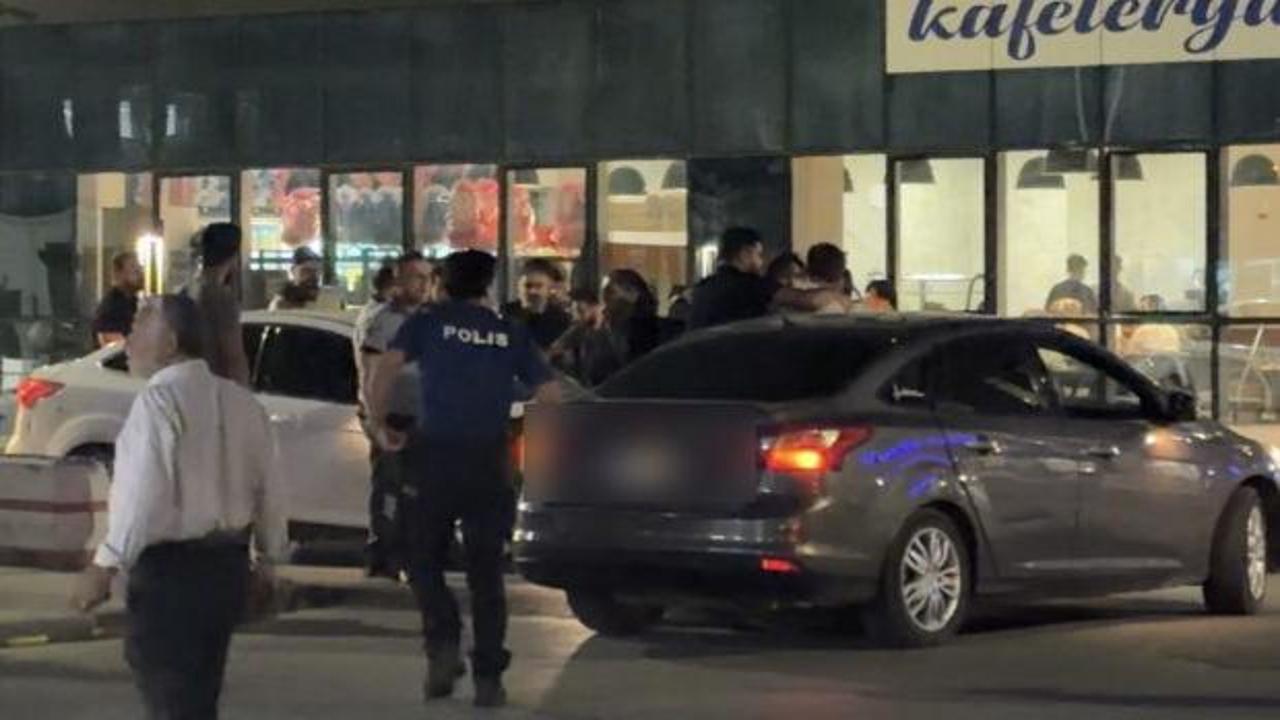 Kavga eden şahıslara olay yerindeki polisten m&uuml;dahale
